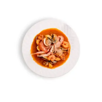 Caldereta tradicional con rape y mariscos, servida en cazuela