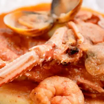 Caldereta tradicional con rape y mariscos, servida en cazuela