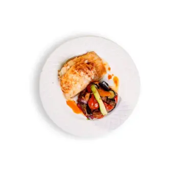 Lomo de bacalao gratinado con muselina suave de ajo y cama de verduras