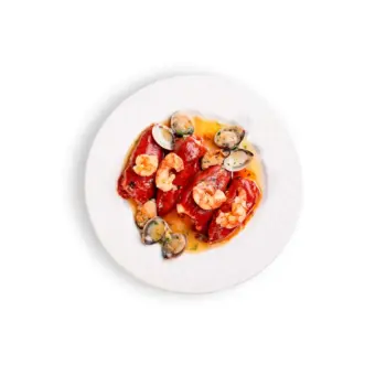 Pimientos del piquillo rellenos de marisco con salsa de mejillones y gambones