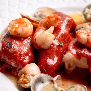 Pimientos del piquillo rellenos de marisco con salsa de mejillones y gambones