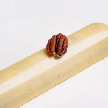 Turrón edición limitada lingote de chocolate blanco, nueces pecan y vainilla