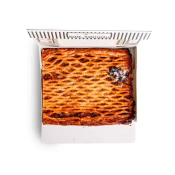 Empanada rellena de pollo al curry suave, envuelta en hojaldre dorado