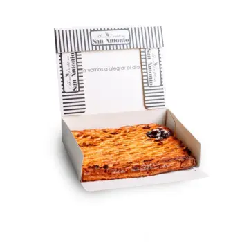 Empanada rellena de pollo al curry suave, envuelta en hojaldre dorado