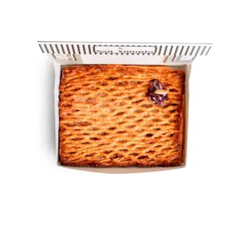 Empanada de hojaldre navideña rellena de carne picada y cebolla