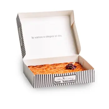 Empanada de hojaldre navideña rellena de carne picada y cebolla